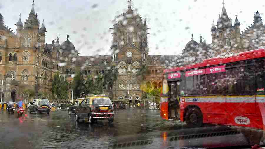 Heavy unseasonal rains lash Mumbai and satellite cities; transport services unaffected