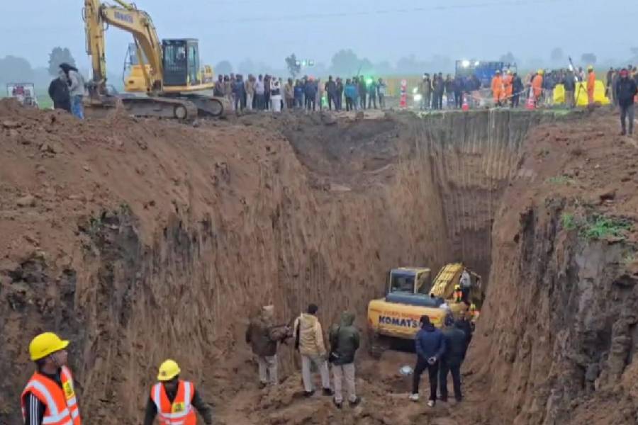 10-Year-Old Rescued from Borewell After 16-Hour Operation Dies in Madhya Pradesh