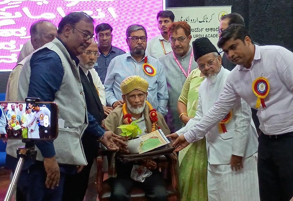 Bhatkal’s Dr. Mohammad Hanif Shabab Honored with Special Award by Karnataka Urdu Academy