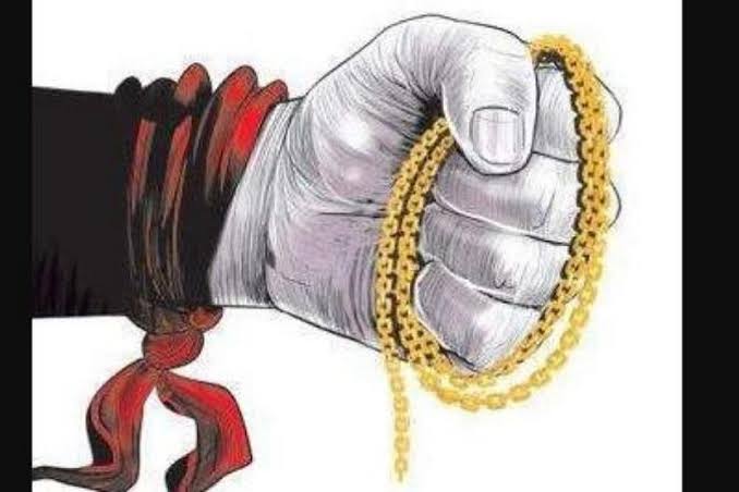 Sirsi: Robber flees after snatching Gold Necklace by posing as a water seeker