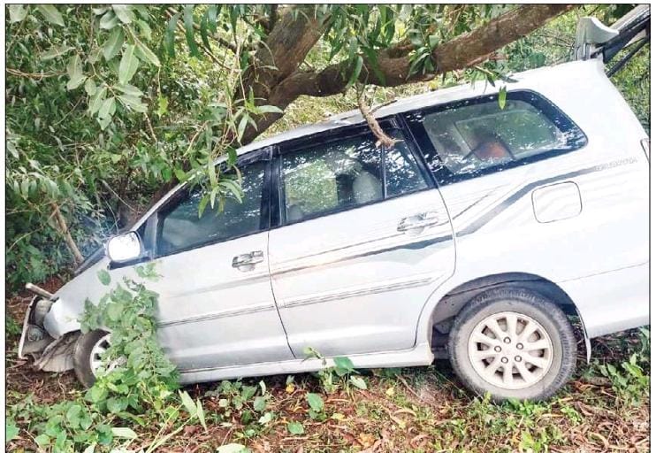 SUV Collision with Tree Claims Life, Injures Four in Ankola