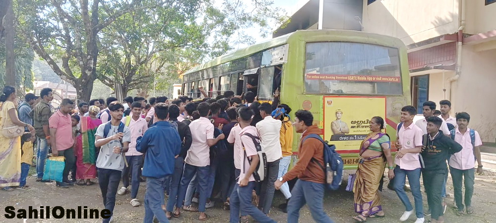 Chaos in Joida as bus stampede leaves students and public stranded on Dandeli route